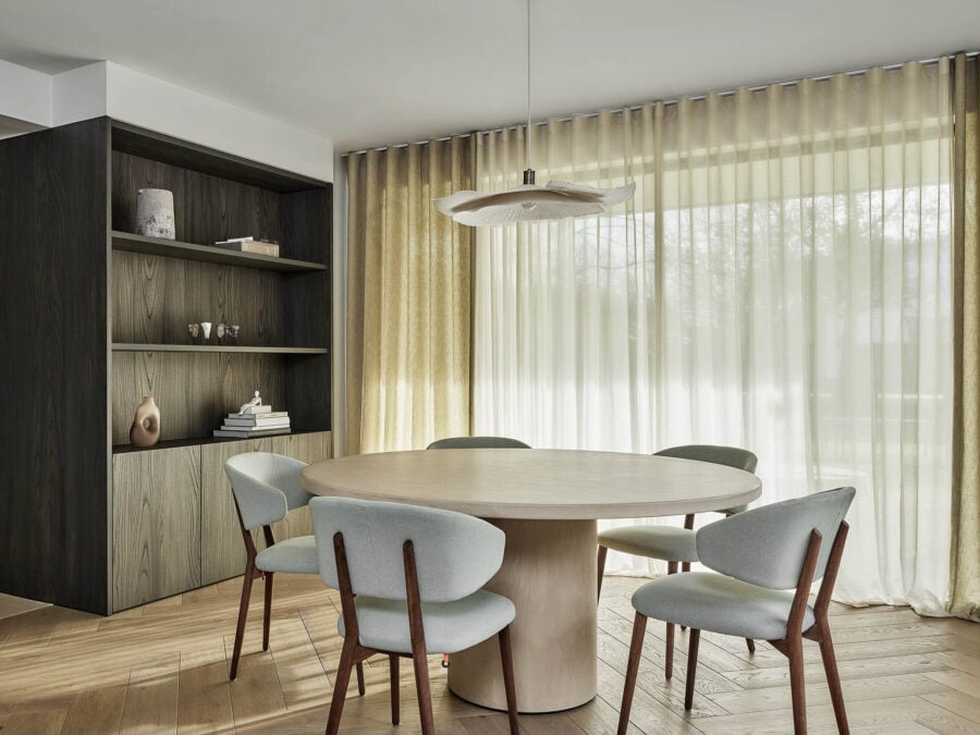 Gele/groenige vitrages in een moderne keuken met lichte visgraatvloer