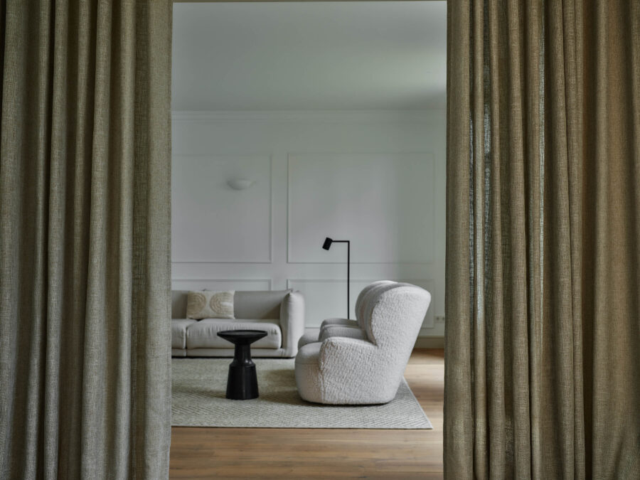 Overgordijnen van Artelux in de woonkamer