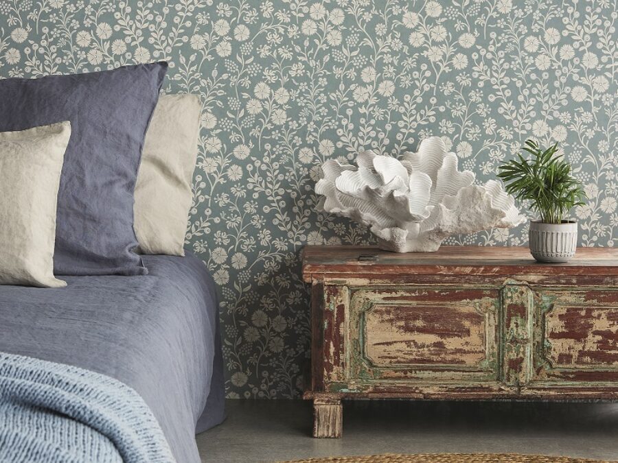 Romantische slaapkamer met bloemenbehang in zachte kleuren