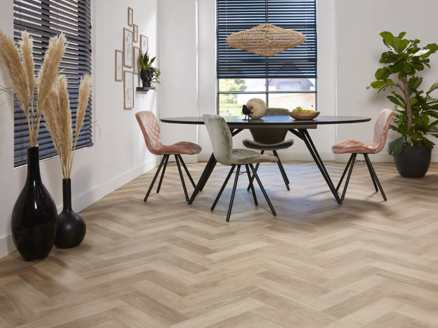 Ambiant Cotap vinyl visgraat houtlook licht eetkamer