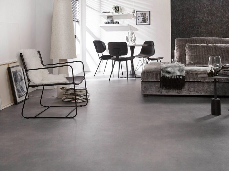 Woonkamer met grijze steenlook vinylvloer en moderne design meubelen