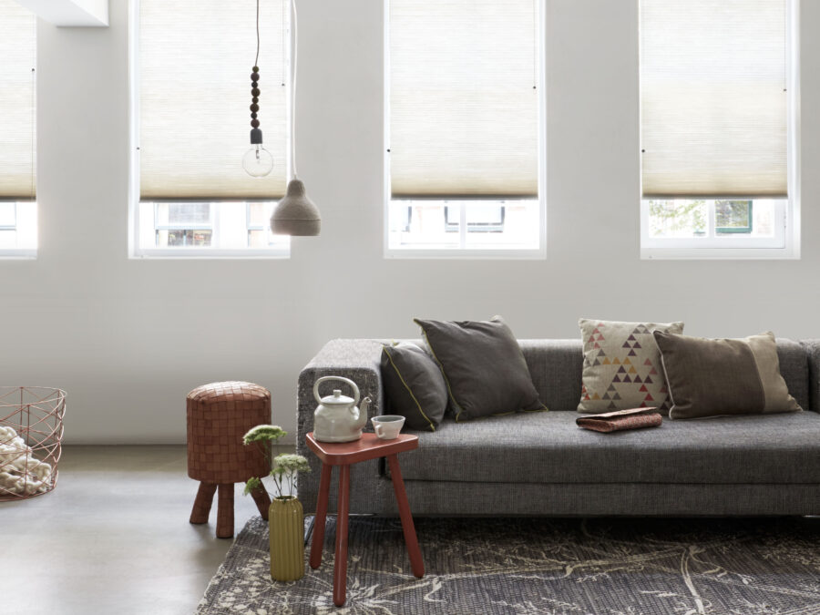 Creme dupligordijnen in de woonkamer