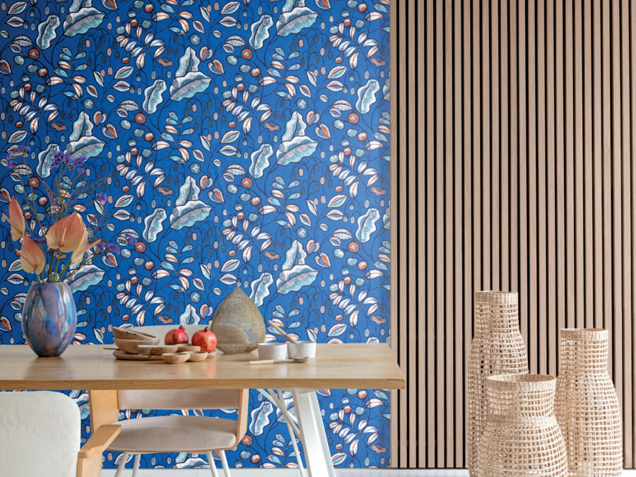 Gezellige zithoek met wandpanelen in houtlook in combinatie met behang met natuurlijke print