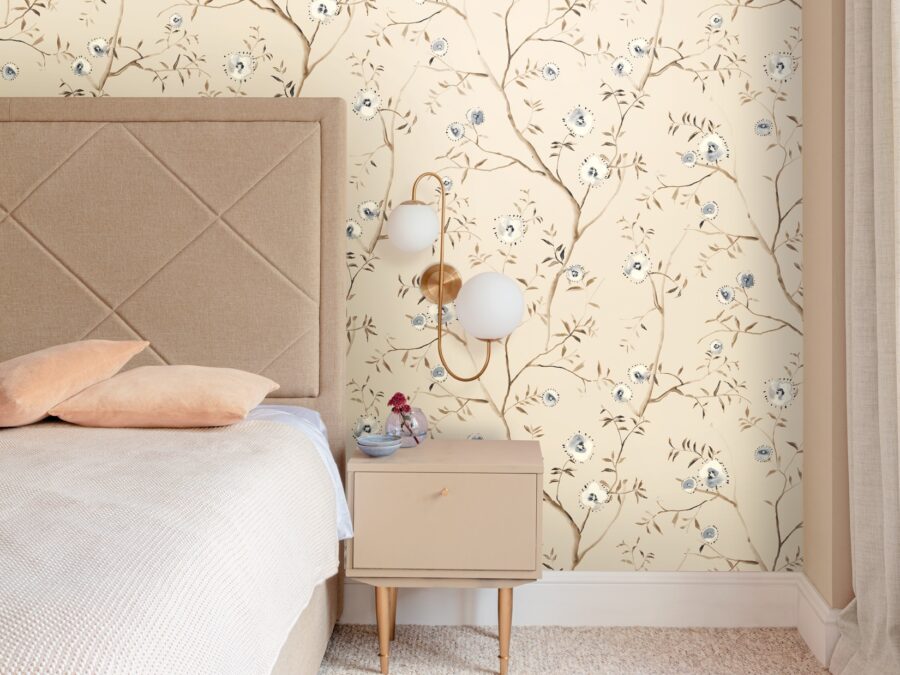 Licht en luchtige slaapkamer met wit-beige behang en zacht tapijt