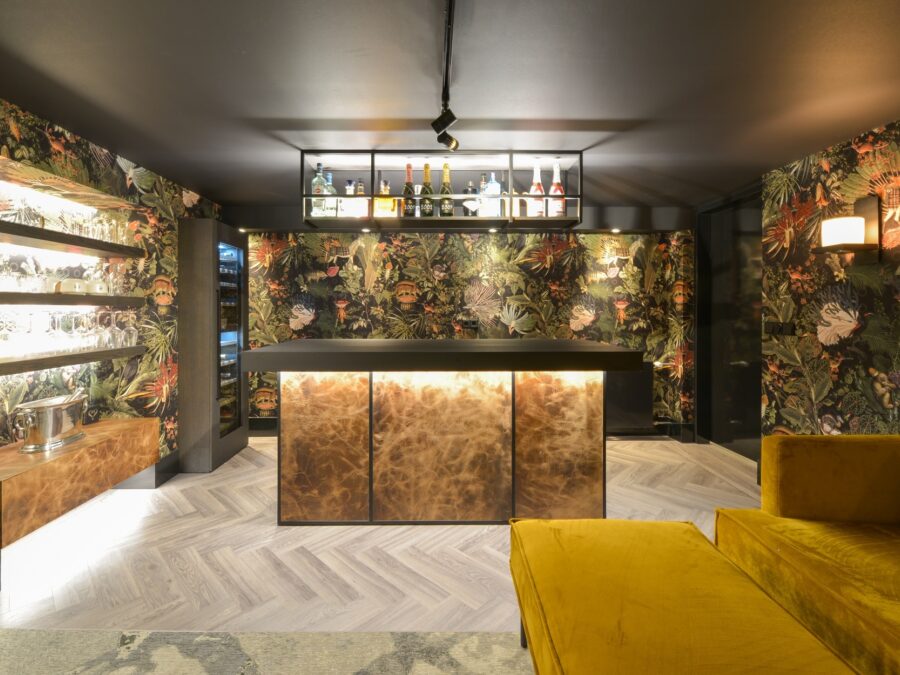 Bloemen en bladeren behang in een thuisbioscoop