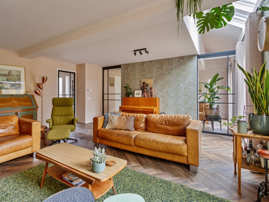 Woonkamer met reliëf behang en robuuste pvc-visgraatvloer