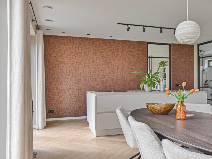 Brons krokodillenbehang van Arte in de keuken
