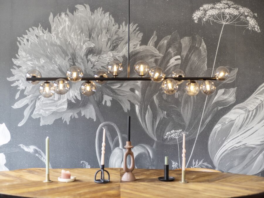 Zwart wit behang met bloemen in de eetkamer