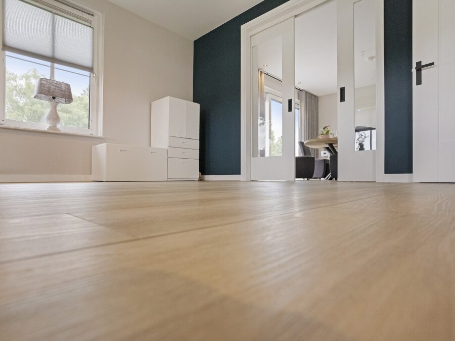 Lichte houtlook pvc-vloer in de woonkamer