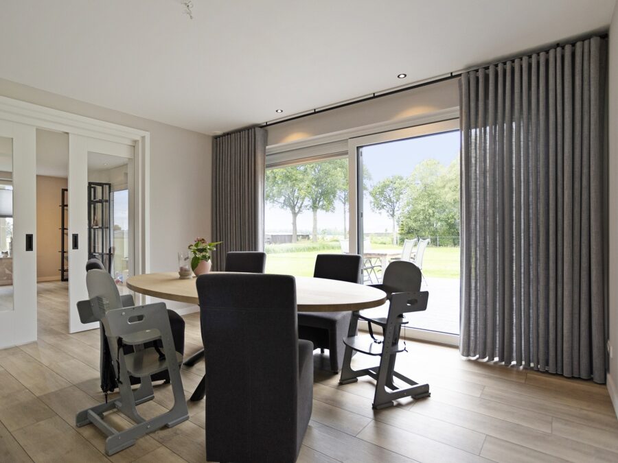 Grijze inbetween gordijnen in de eetkamer