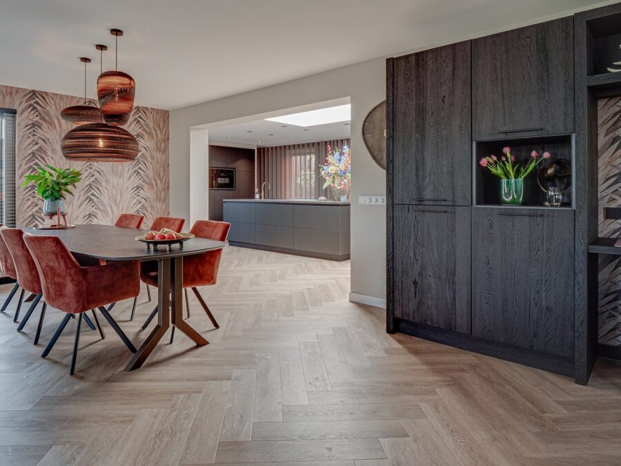 Eetkamer/keuken met bladeren behang en een visgraatvloer