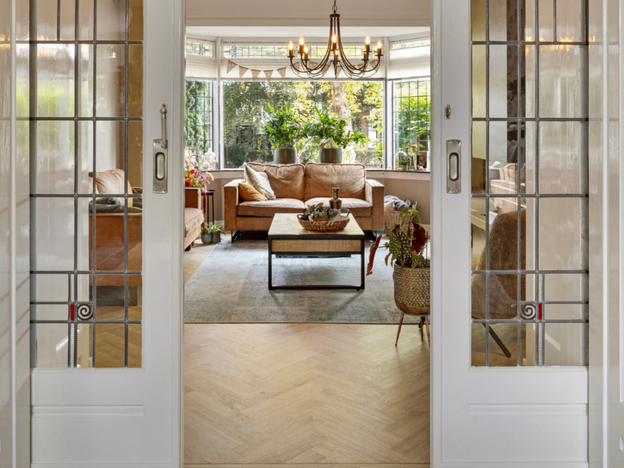 Klassieke woonkamer met visgraatvloer en ensuite deuren