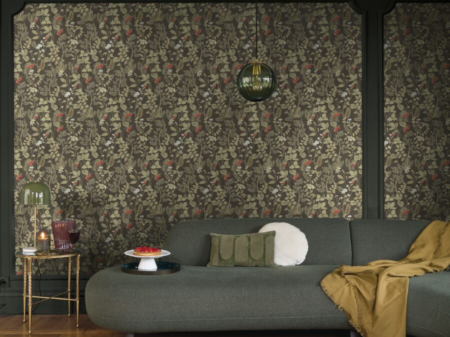 Woonkamer met luxe behang met botanische print in groen en beige tinten, merk Cassadeco