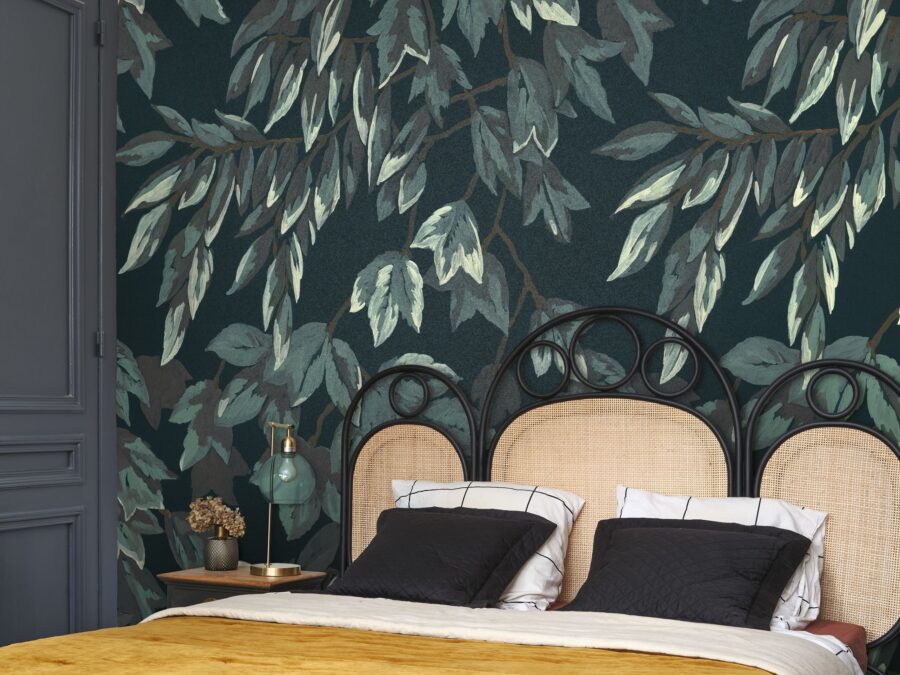 Slaapkamer met accentmuur van opvallend botanisch behang