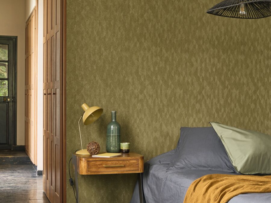 Rustgevende slaapkamer met goudgroen behang en houten vloer