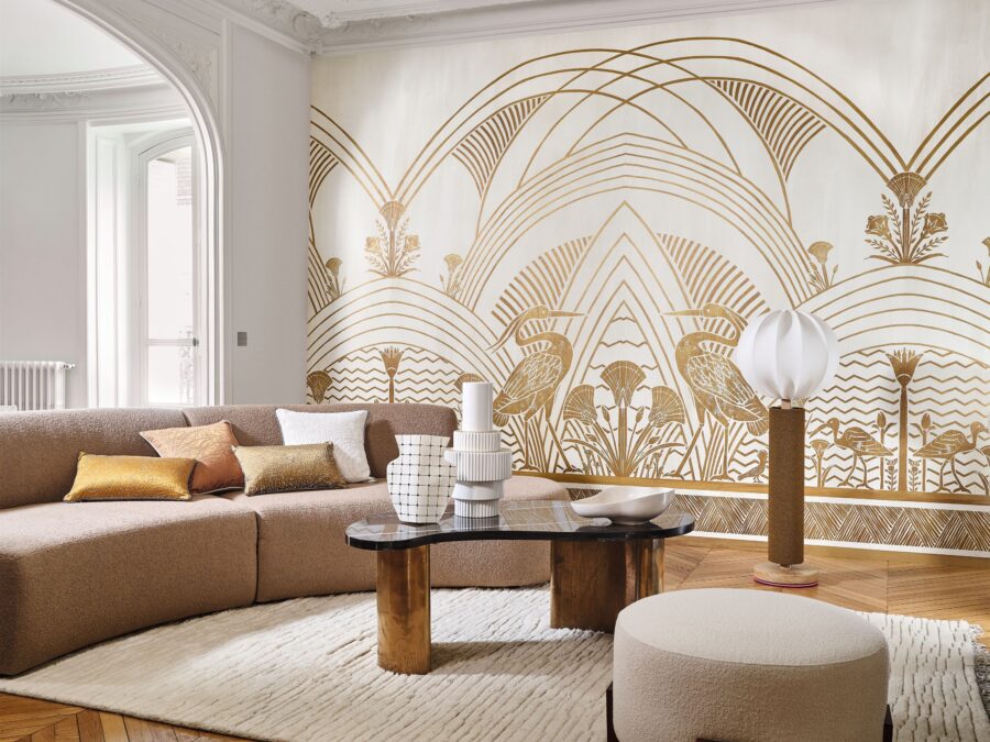 Woonkamer met luxe behang in beige en goudtinten en Art Nouveau print, merk Casamance, collectie Bord Du Nil.