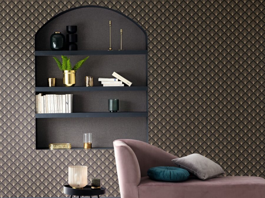 Luxe behang in zwart en goudtinten met verfijnd patroon in woonkamer met chaise longue merk Caselio.