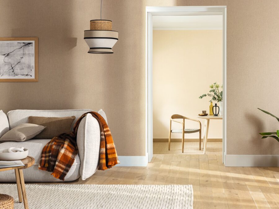Beige behang Caselio in sfeervolle woonkamer