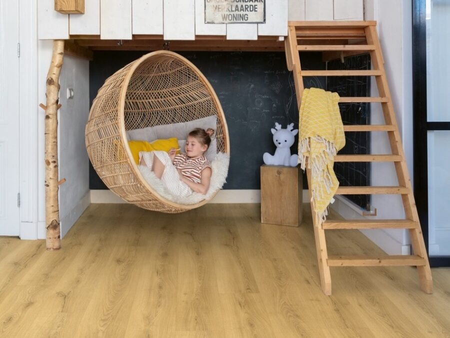 Kinderkamer met hoogslaper en laminaatvloer met natuurlijk houtlook patroon.