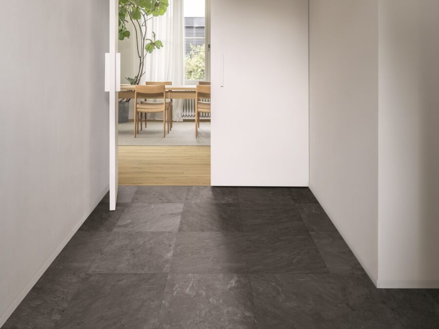 Hal met witte wanden, zwartgrijze steenlook laminaat tegels, industriele stijl