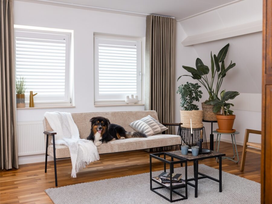 Woonkamer met witte shutters voor optimale lichtregeling