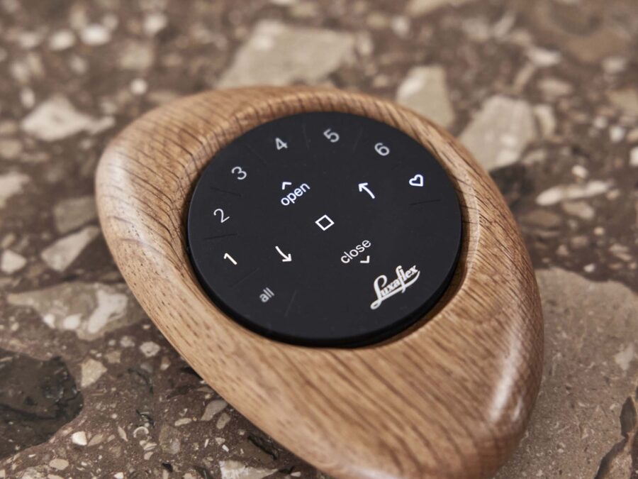 Moderne woonstijl bij Thuisin - Luxaflex® Pebble elektrsiche raamdecoratie