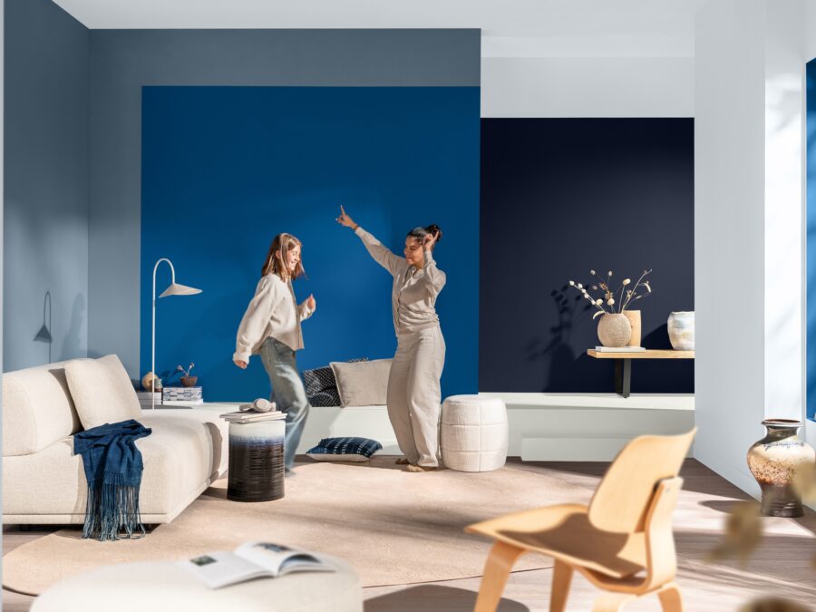 Flexa Kleur van het jaar 2026 Rhythm of Blues Indigoblauw verftinten in de woonkamer