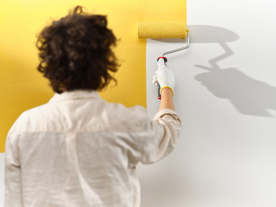 Vakman die muur schildert in de trendkleur True Joy van Flexa.