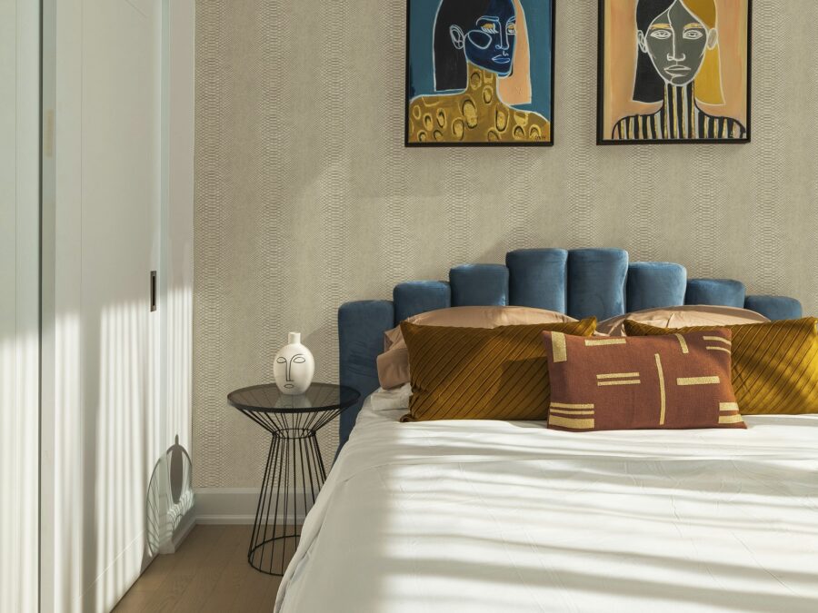 Slaapkamer met slang print behang en exotische details voor een warme uitstraling