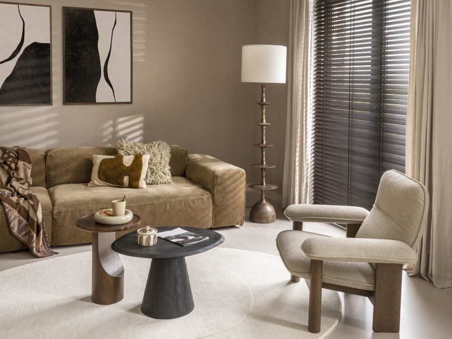 Zwarte houten jaloezieën in de woonkamer