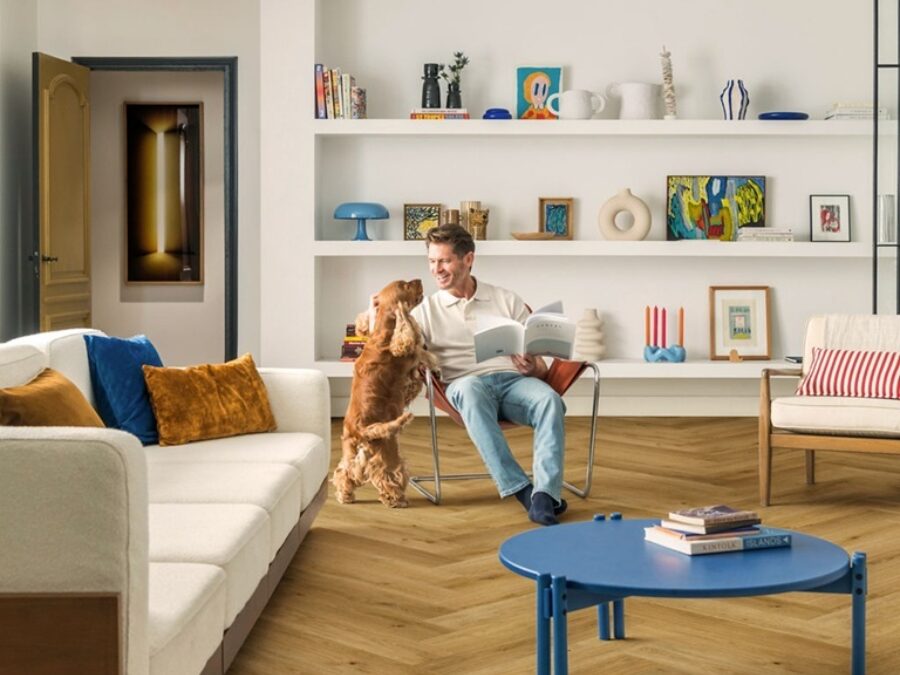 Kaneel Eik Visgraat Laminaat Quick-Step in moderne woonkamer
