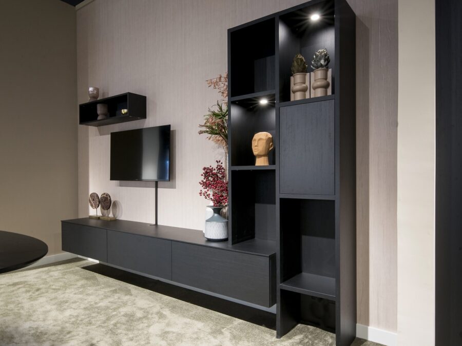 Zwarte tv kast op maat met verlichting, open vakken en dicht gedeelte met soft close deurtjes