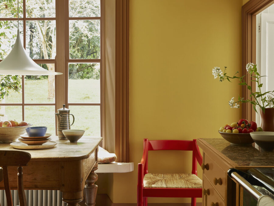 Warme okergele muurverf voor in de eetkamer: Little Greene Verf Yellow Pink 46 Affogato 342 Middle Buff 122 Bassoon 336 Atomic Red 190