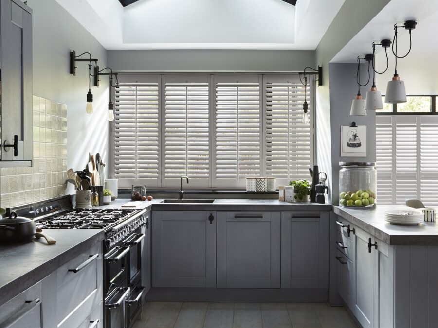 Strakke keuken met lichtgrijze houten shutters