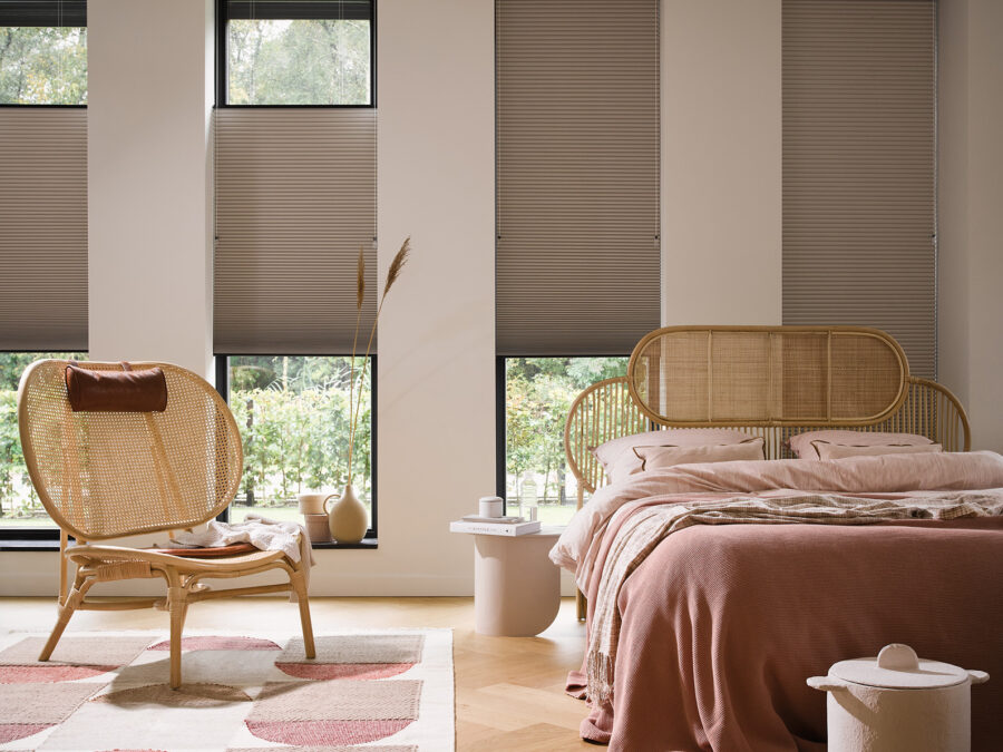 Beige Luxaflex Duette® Shades raamdecoratie in de slaapkamer
