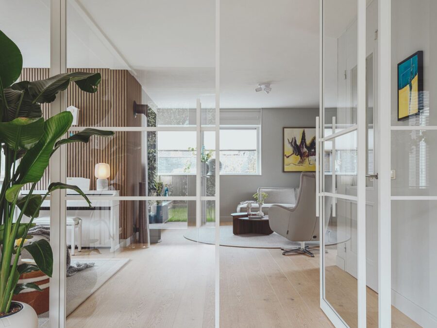 Witte metalen deuren in de woonkamer met een lichte eiken Lindura vloer