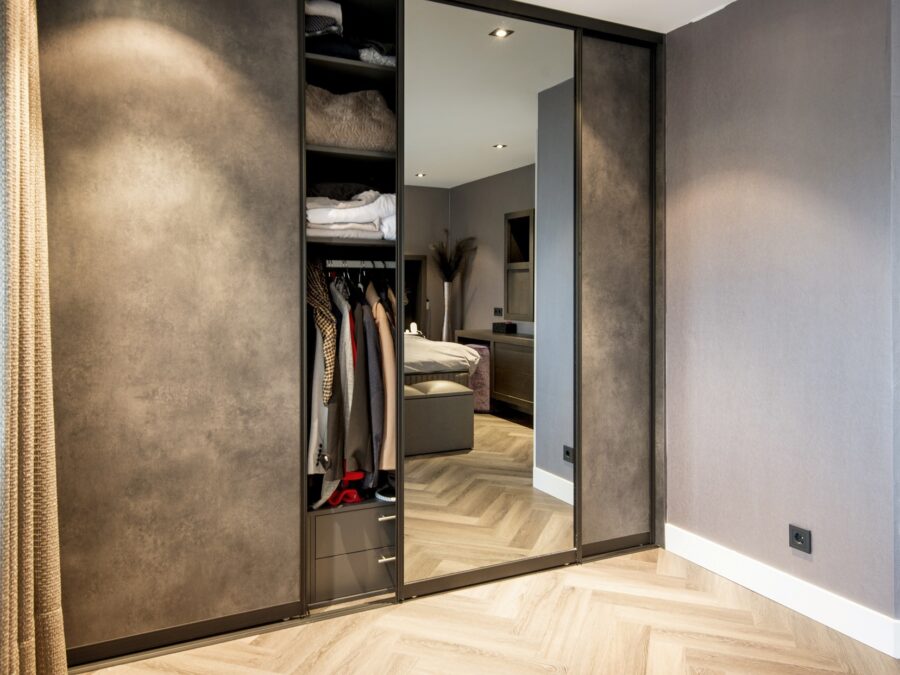 Slaapkamer met schuifdeurkast op maat in bruin, inclusief spiegeldeur,