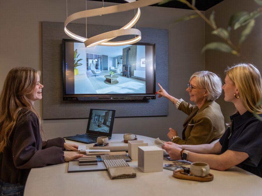 3D-interieuradvies in de Thuisin-winkel met interieurontwerper en klant.