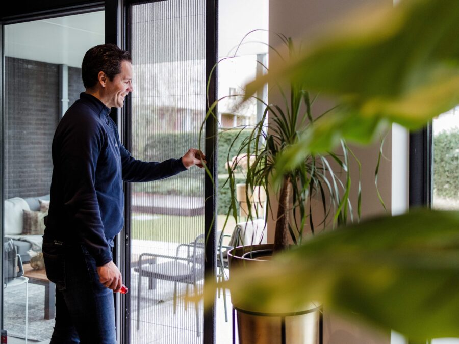 Vakmanschap monteren horren deur