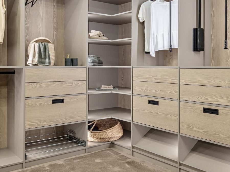 Beige inloopkast met verlichting