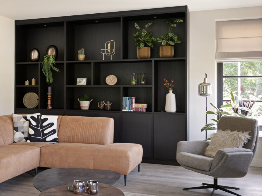 Allure zwarte wandkast met vakken in de woonkamer