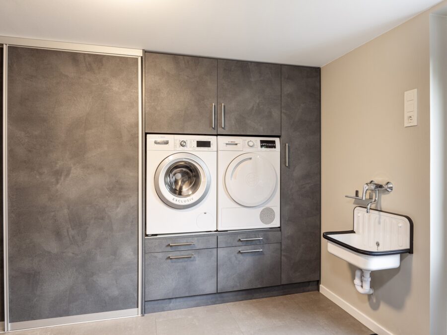 Grijze marmer wasmachine kast op maat met lades, schuifdeur en scharnierkastjes