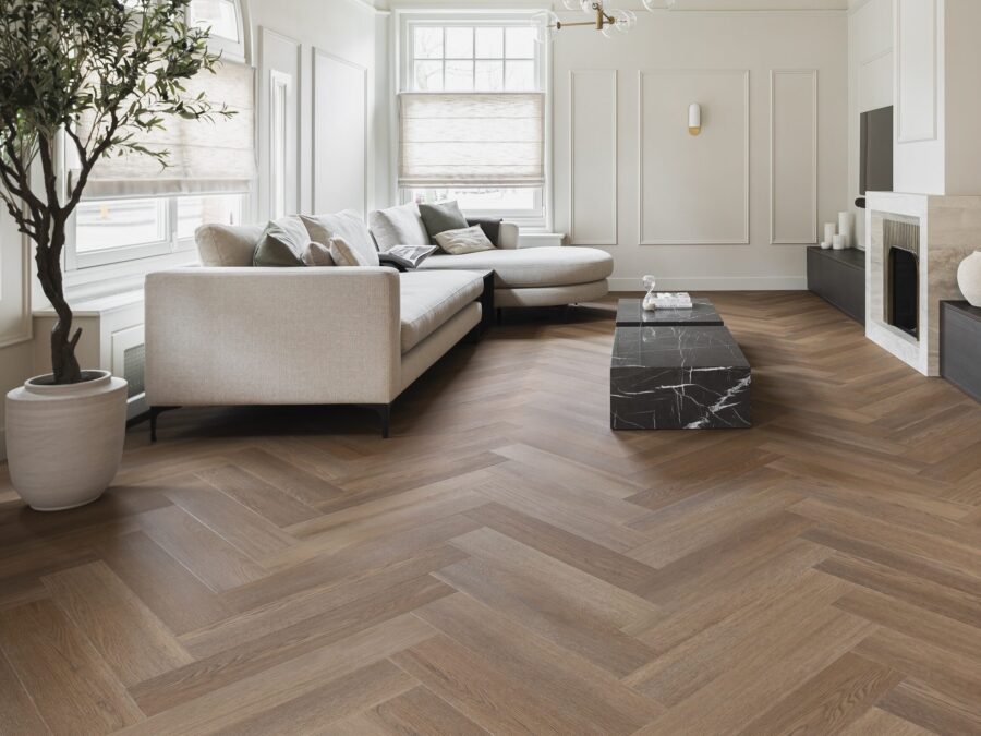 Robuuste, donkere houtlook visgraat pvc-vloer in een moderne woonkamer