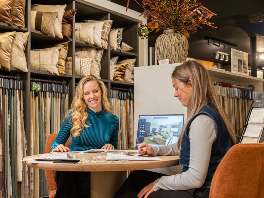 Sietse en Pleun in de Thuisin-winkel voor interieuradvies, waarin gordijnen, muren en meubels samen een plan vormen.