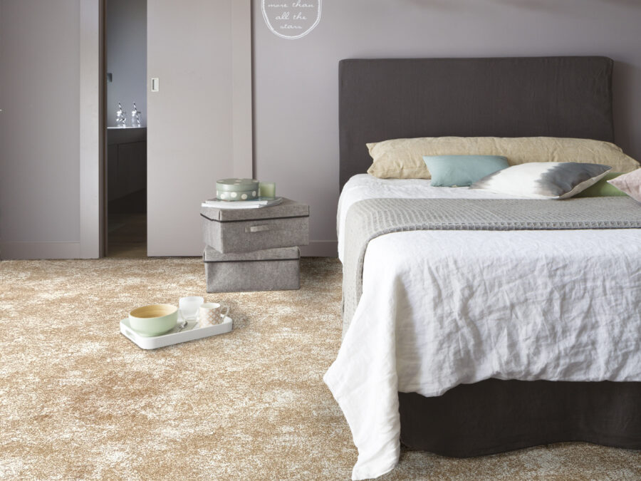 Knusse slaapkamer met tapijt van Interfloor in lichte kleuren.