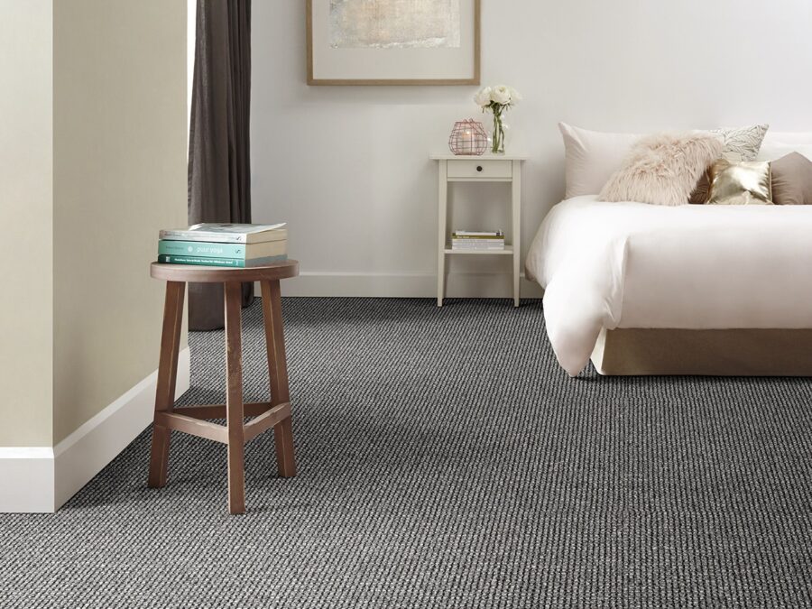 Slaapkamer met lichtgrijs tapijt en witte plint langs witte muren