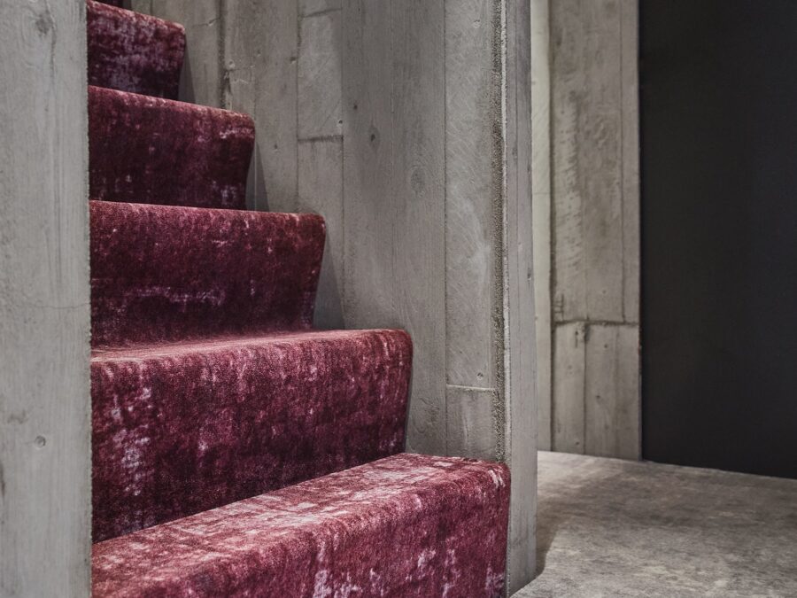 Tapijt als trapbekleding, een stijlvolle oplossing voor een warme sfeer in je hal.