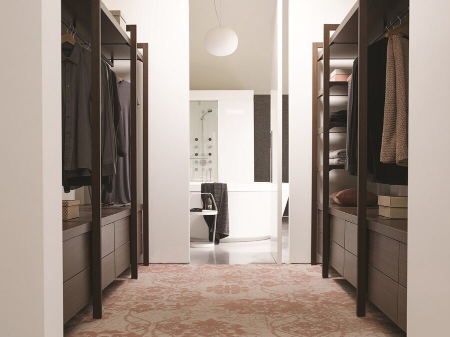 Kamer met inloopkast en stijlvol, superzacht tapijt in rustige kleuren