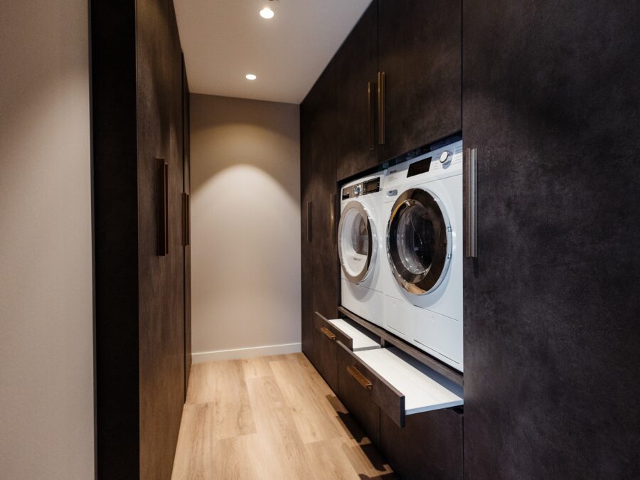 Zwarte wasmachine kast op maat met lades voor wasmanden