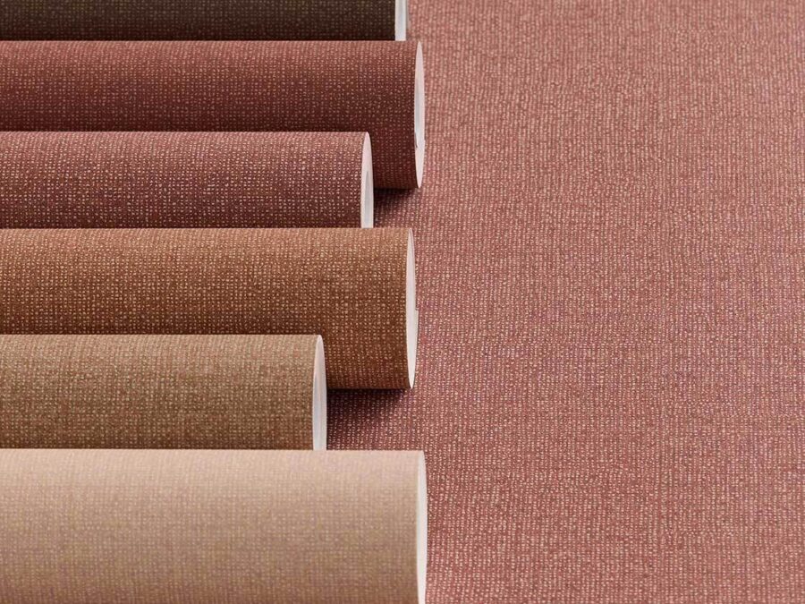 Detail linnen look behang rollen in warme terracotta kleuren